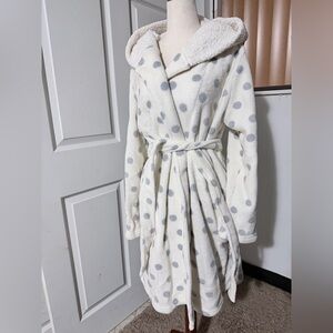 Rewind White and Gray Polka Dot Robe